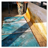 Melitta Winkler mit Triptychon "River deep" und Diptychon "Mountain high"