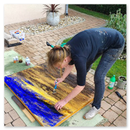 Melitta Winkler beim Finalisieren von "Mount INESSA" - ein FEUERBILD